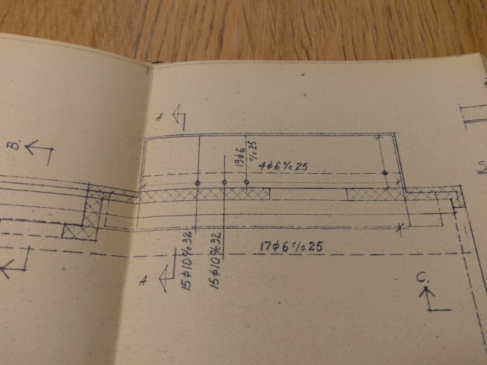 Öppnad bok som visar konstruktionsritningar från 1955 för Ytonghus, med mått och linjer.