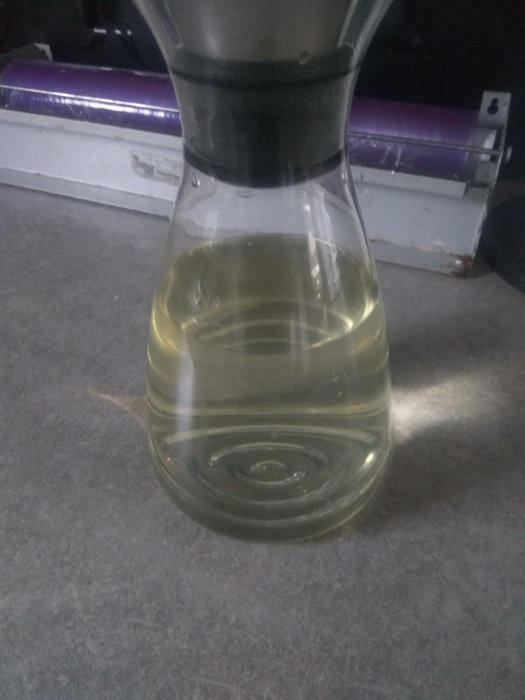 Glas vatten med missfärgning, indikerar problem med kvaliteten på kommunalt vatten.