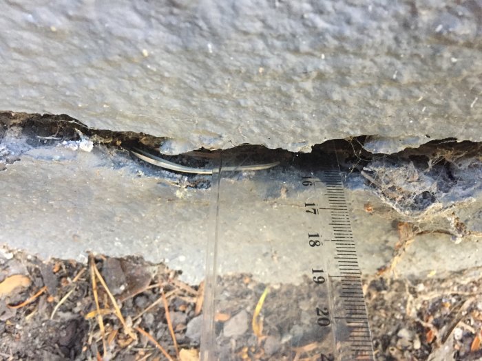 En 2 cm bred och minst 17 cm djup spricka i lecablock med ett måttband för storleksreferens.