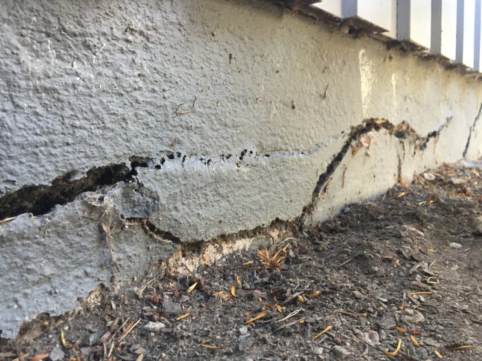 Stor spricka i lecablockens grund med synlig skada ca 2 cm bred och djup.