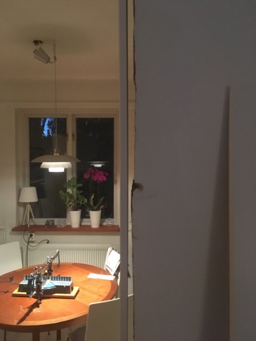 Ojämn väggskarv i hemmiljö där en list ska monteras, med synliga hålrum och ojämnheter.