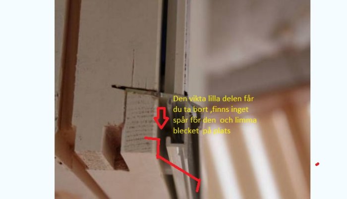 Närbild på ett fönster där en vit list saknar spår, röd pil pekar där list ska limmas fast.