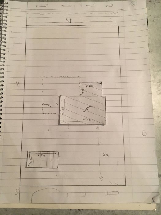 Handritad skiss av en tomtplan med hus, garage och väderstreck, planerad för insynsskydd och placering.