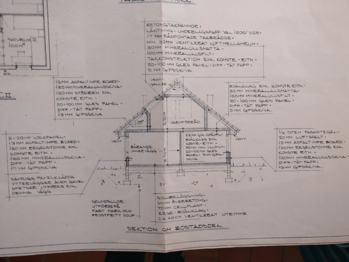 Arkitektonisk konstruktionsritning av ett 1,5-plans hus byggt 1973 med detaljerade mått och materialspecifikationer.