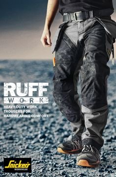 Person i robusta arbetsbyxor med "Ruffwork" text och Snickers Workwear logotyp.