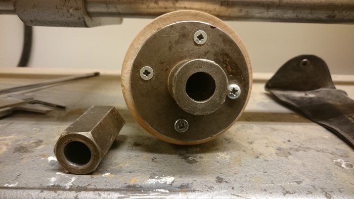 Metallchuck och verktyg på en sliten arbetsbänk, tillhörande gammal svarv med ovanliga M14-dimensioner.