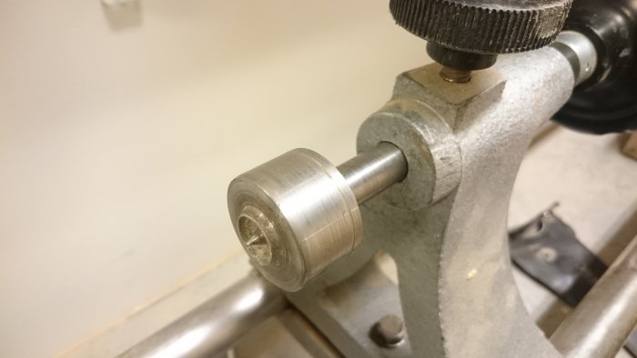 Närbild av en äldre svarvspindel med ovanliga dimensioner och slitna fästdelar.