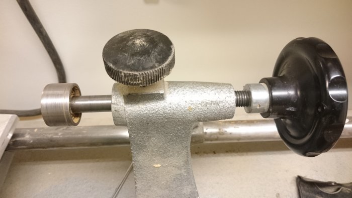 Del av svarv med äldre chuck och spindel på arbetsbänk, frågor om modernisering av verktyget.