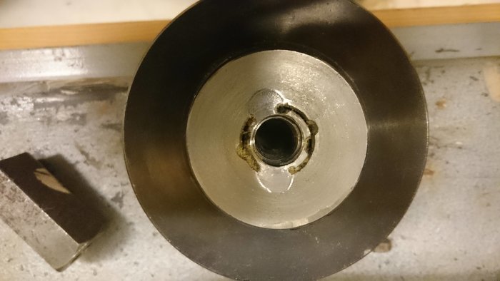Närbild på en äldre svarvchuck med ett 14mm spindelfäste och tecken på slitage.