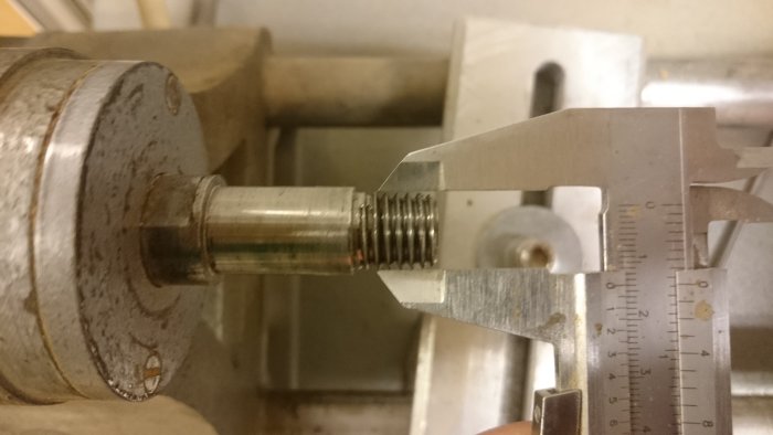 Mätning av en svarvspindel med skjutmått visar trådar och dimensioner för att hitta passande chuck.