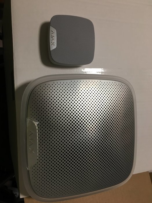 AJAX Homesiren och Streetsiren larmenheter monterade på vit yta.