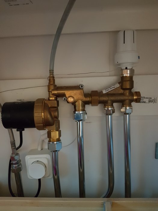 Värmeinstallation med Uponor-ventil och termostat, röranslutningar, och inställningsområde för 1- och 2-rörssystem.