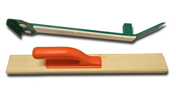 Två okända byggverktyg, en med orange handtag och en med grön och vit stång, mot vit bakgrund.