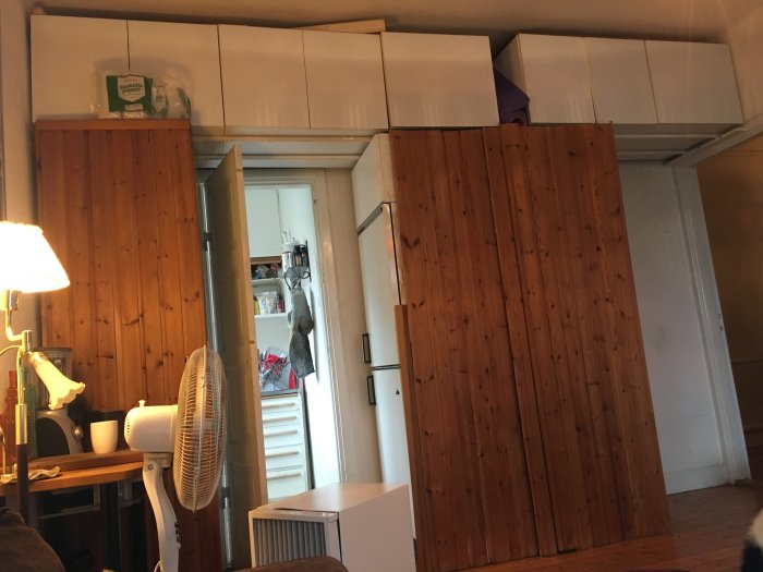 Gammaldags interiör med träskåp och väggpaneler, orörd sedan 70-talet, före renovering.