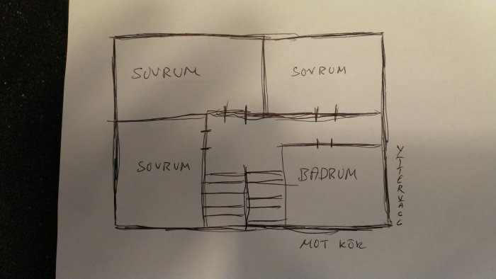Handritad skiss över husets planlösning med sovrum och badrum, markerat mot kök och yttervägg.