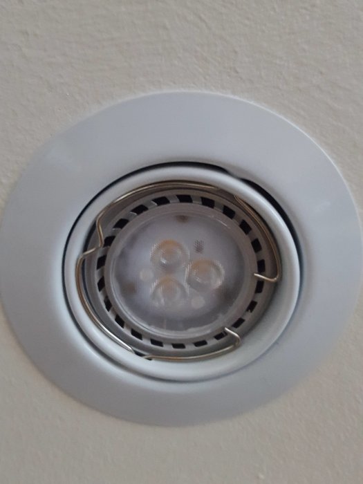 Inbyggd takspotlight med LED-lampor mot en vit takyta.