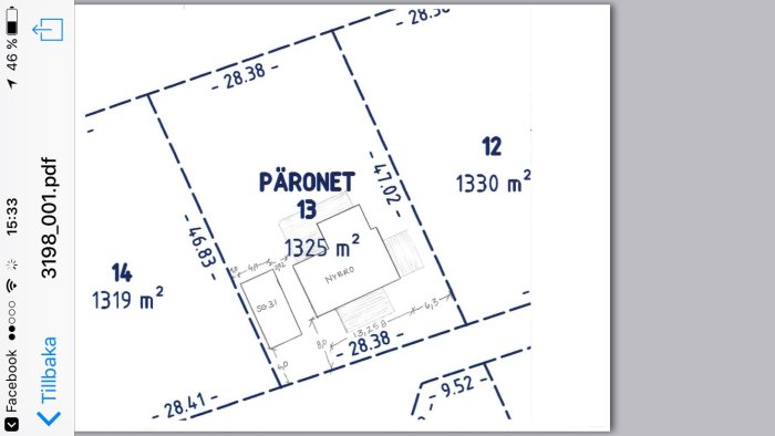 Tomtplan för 'Päronet 13' med mått och placering av vinkelhus och garage.