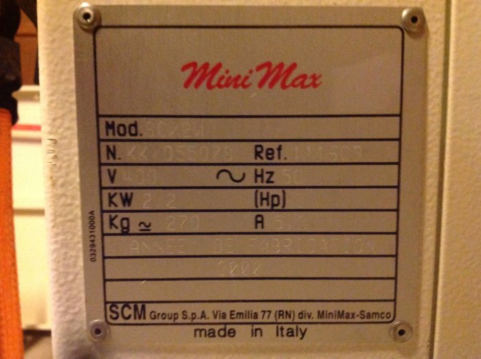 Etikett på en Mini-Max sågmaskin med tekniska specifikationer, inklusive modell, spänning och vikt, tillverkad i Italien.