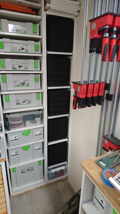 Raaco-lådor i en HandyBox på utdragbara hyllplan i ett ordnat verkstadsutrymme.