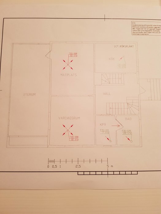 Arkitektritning av en andra våning med markerade rördragningar genom vind, snedtak och bjälklag.