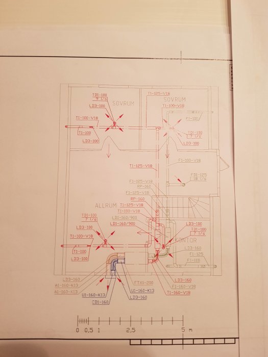 Byggritning som visar planlösning och rördragning för ventilation i ett hus med markerade rörledningar och måttangivelser.