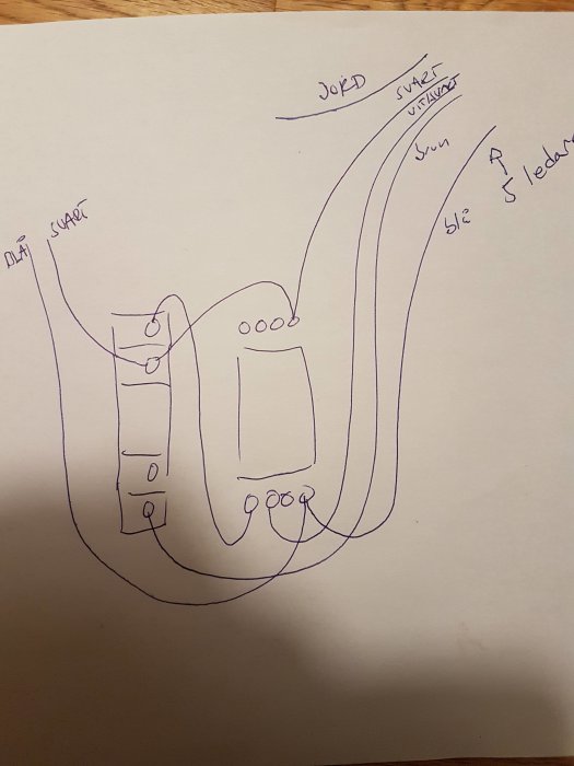 Handritad skiss av en elektrisk koppling med fem ledare och anteckningar.