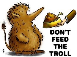 Tecknad bild av ett troll som blir erbjuden mat med texten "DON'T FEED THE TROLL