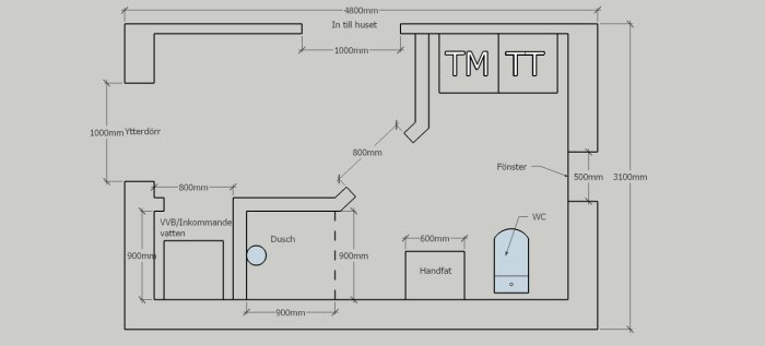 Ritning av badrumsutbyggnad med måttangivelser, innehållande dusch, handfat och WC.