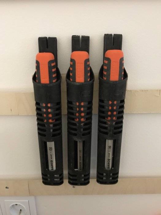 Verktygshållare med skruvmejslar monterade på plywoodvägg med French cleats system.
