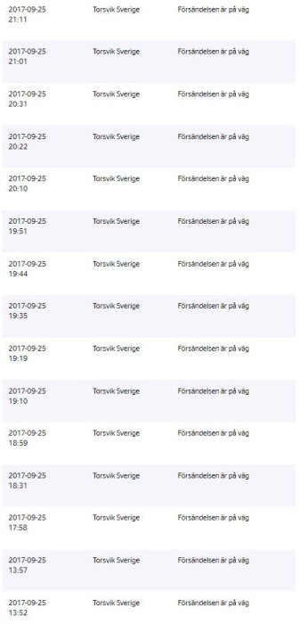 Skärmdump av spårningshistorik med flera uppdateringar för ett paket på samma datum och plats.