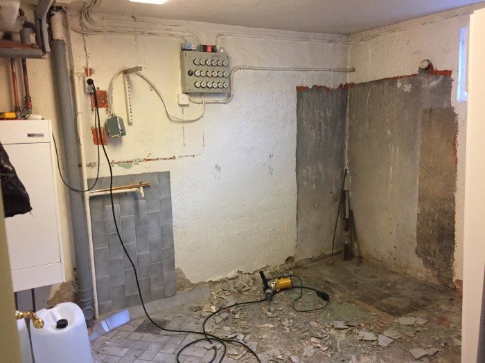 Renoveringsarbete i pannrum omvandlat till tvättstuga med klinker, lösfärg och elinstallationer.