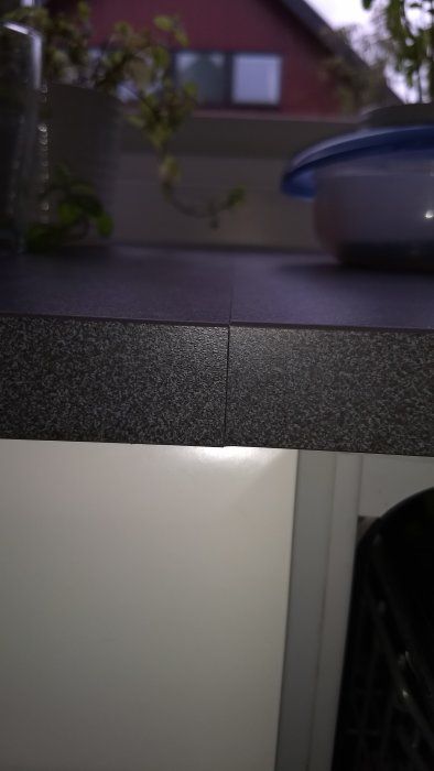 Nyinstallerad laminatbänkskiva i kök med synlig skarv mellan två sektioner.