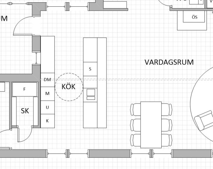 Arkitektritning av ett planerat kök och vardagsrum i ett fritidshus med specificerad bänkuppställning och möblering.
