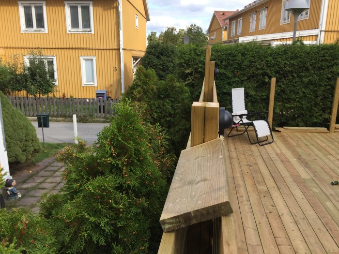 Altan med nybyggt, dubbelsidigt plank, och trallbit som exempel för planerad vattbräda.