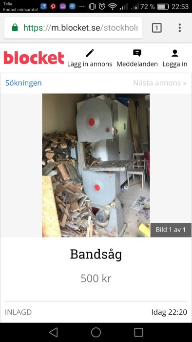 Bandsåg till salu för 500 kr, hyfsad storlek, anhåll saknas, omgiven av vedträn.