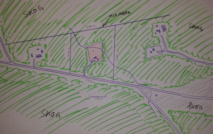 Handritad skiss över en fastighet med markerade ägor, väg, och omgivande skog.
