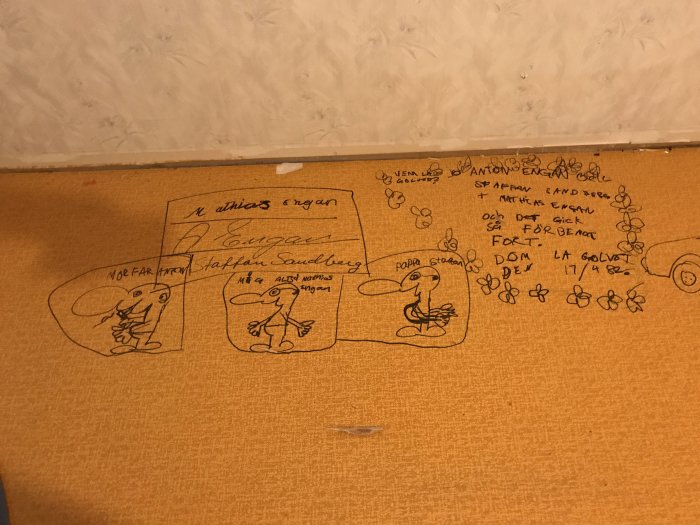 Gammalt handritat budskap med teckningar och text, hittat under golv i renoveringsprojekt.