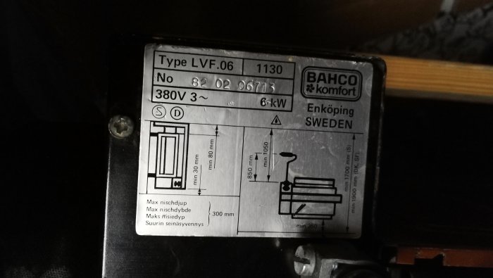 Typskylt på en elektrisk enhet som visar specifikationer och diagram, märkt Bahco Komfort, Enköping SWEDEN.