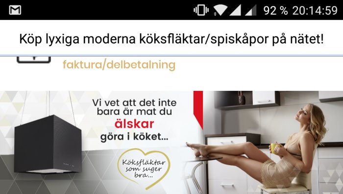 Reklambild för köksfläktar med en kvinna som sitter på köksbänk och håller en kopp.