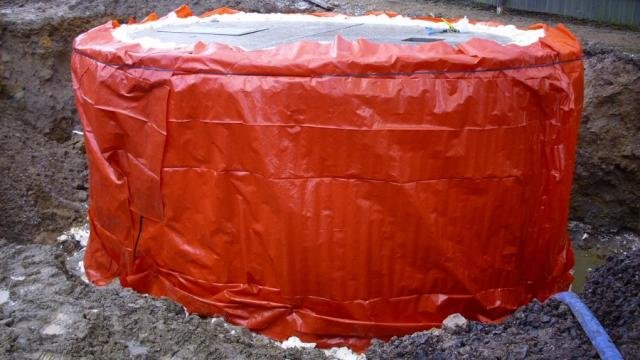 Tank insulated bottom, sides and wrapped with radonbarrier.jpg