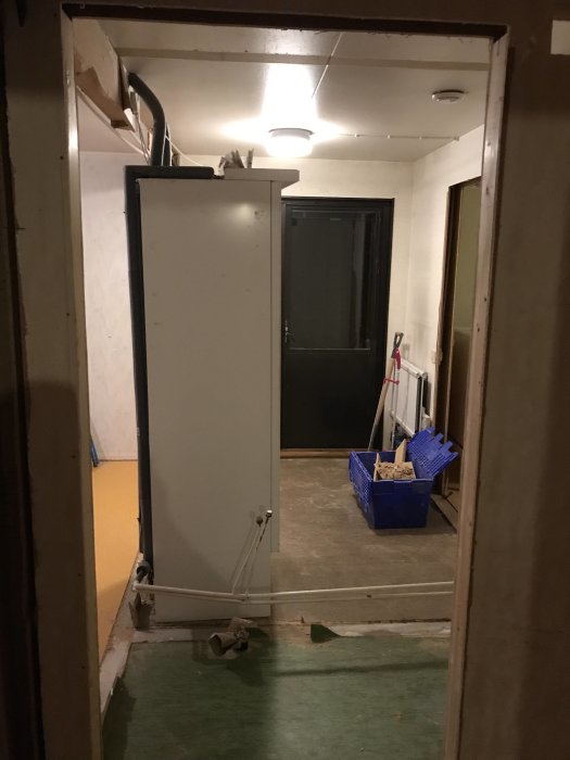 Renoveringsarbete inuti ett hus med borttagna väggar och synliga golvläggningar.