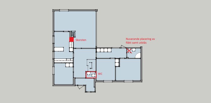 Ritning av husvåning som visar placering av WC, skorsten och nuvarande fläkt med utblås.