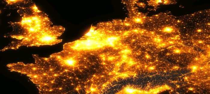 Satellitbild över nattupplyst landskap som visar intensiv användning av belysning.