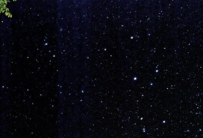 Stjärnhimmel med synliga stjärnor på nattsvart bakgrund, exemplifierar sparsam användning av utebelysning.