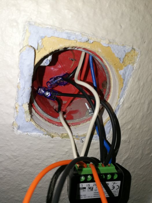 Elkoppling med öppen dosa, svarta, blåa och vita kablar samt en Fibaro-enhet och två wago-kopplingar.