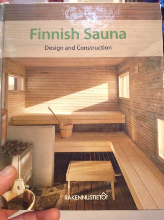 Bokomslag "Finnish Sauna - Design and Construction" med bild på bastuinteriör, vedeldat bastuaggregat och bänkar.