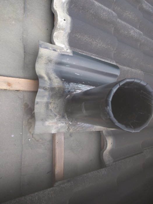 Tak med ventilationsrör där en försök till tätning med silverfärgad tejp syns.