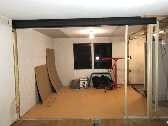 Nyinstallerad stålbalk i taket med stödstämpar och skivlyft i ett renoveringsprojekt.