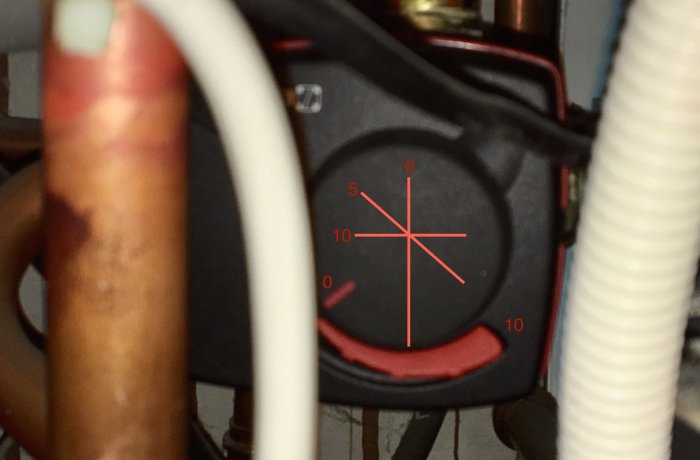 Närbild på en motorventil med justerad värmekurva-indikator.