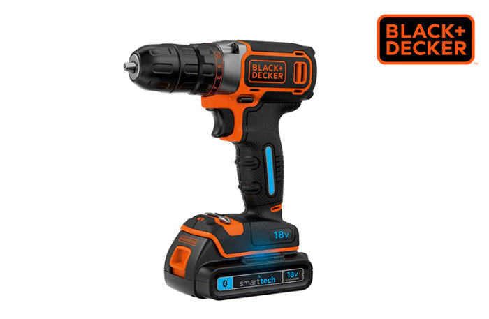 Black & Decker 18V trådlös borrmaskin mot vit bakgrund.